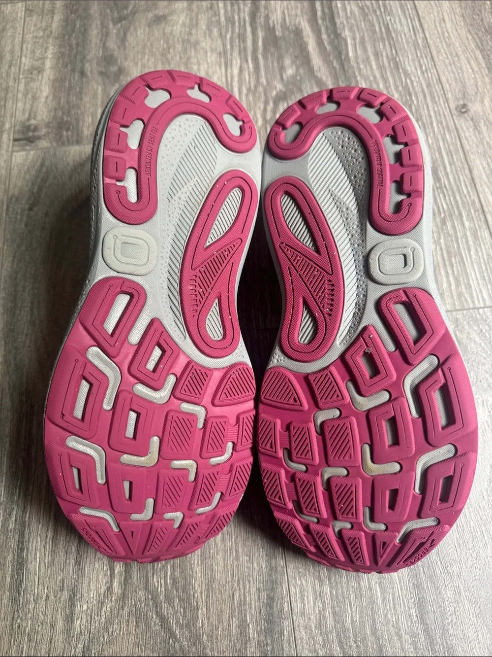 Brooks Adrenaline 24 GTS Women's Light Gray Running Shoes with Pink Accents